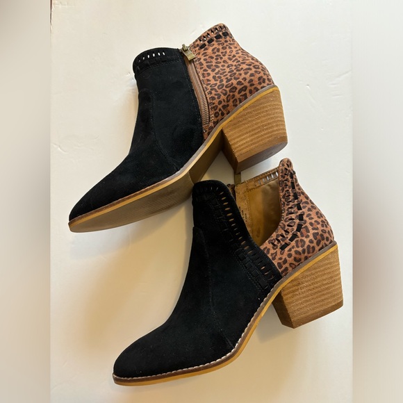 NWOT. CORKYS BOUTIQUE INDEX ANKLE BOOTIE. NEVER WORN. - Picture 2 of 7